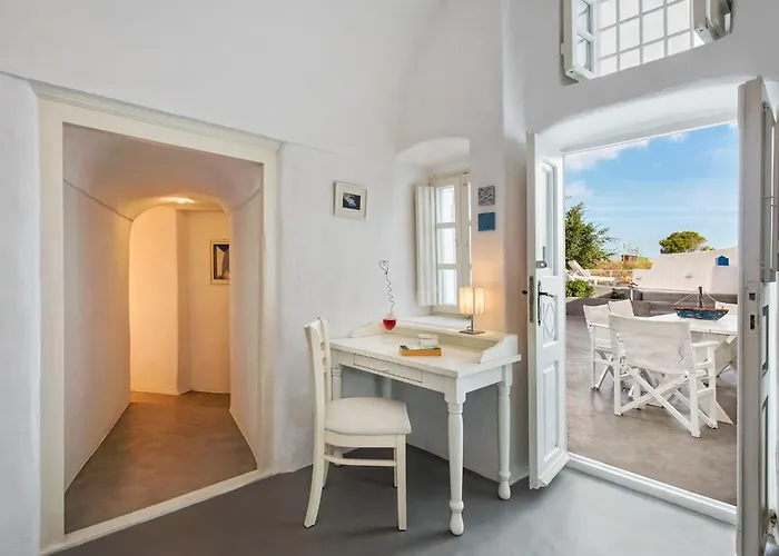 White Cave Private * Pýrgos