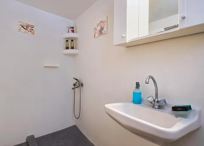 White Cave Private *